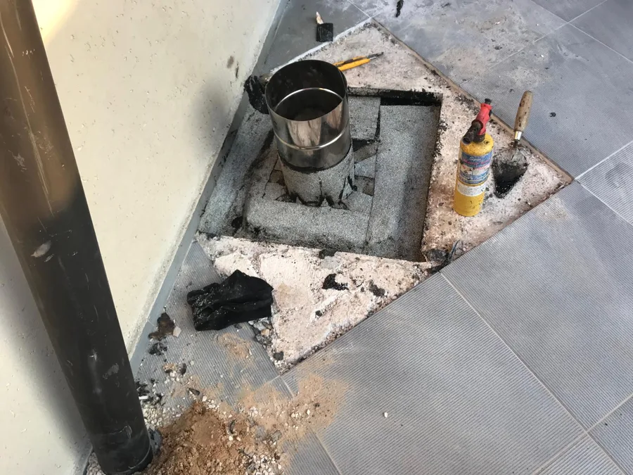 קמין בנוי בחלל בשיפוץ — Hot House